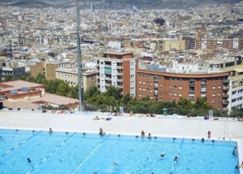 Në këtë qytet mund të laheni topless në pishina