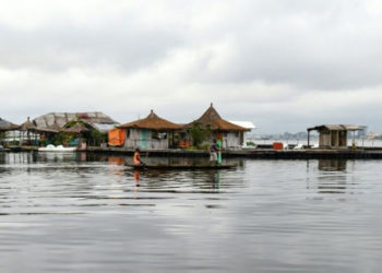 Francezi krijon “ishullin lëvizës” me shishe plastike