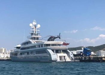 Jahti superluksoz i miliarderit rus ankorohet në Vlorë, mbi bord shihet edhe një helikopter