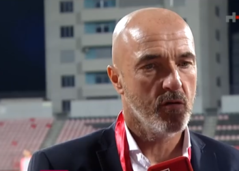 Trajneri i Partizanit braktis intervistën: Flisni me Olsi Ramën, jo me mua…