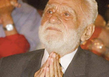 “Gagaç nuk linda, u bëra kur isha 9 vjeç”/ Rrëfimi i Kadri Roshit, si sfidoi vështirësitë e të folurit, derisa u bë një yll i filmit dhe teatrit