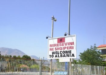 Ishin fshehur brenda kamionit me portokalle, kapen 8 shtetas afganë në Kakavijë