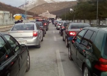 Fluks i madh udhëtarësh në doganën e Kapshticës e të Qafë-Thanës, po punohet me sportele të shtuara