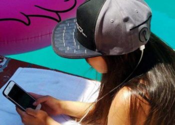 Shpiket kapelja me panel diellor për të karikuar telefonin