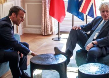 ‘Çmendet’ kryeministri britanik, vendos këmbën mbi tavolinë në takimin me Macron