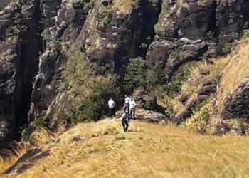 Një foshnje gjendet pranë 5 familjarëve të vdekur rrëzë një mali