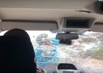 VIDEO/ E tmerrshme si Mihal Kokëdhima hidhet mbi xhamin e furgonit dhe terrorizon turistët spanjollë në Porto Palermo