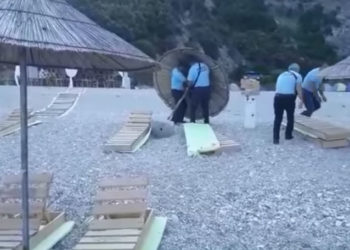 Video/Rama: “Kishte rënë flama e zaptimit zhvirgjërues të plazhit mahnitës”