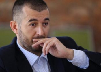 Labinot Tahiri debaton me komentuesit: Kujdes se kam gjak shqiptar…