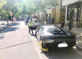 Policia Bashkiake i vë gjobë Lamborghinit/ Veliaj: Makina yll, parkimi fyll