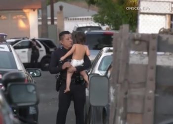 VIDEO/ Ngjarja tronditëse, 2-vjeçarja nxirret nga shtëpia vetëm me pelenë, pasi babai kishte vrarë nënën e më pas veten