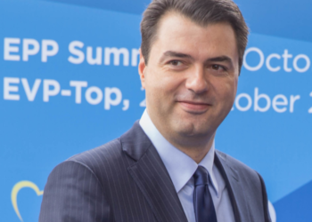 Ish-kreu demokrat: Të lutemi z.Basha hiqe nga PD Gjatën, çunin e Rustemit dhe “Kërmillin”