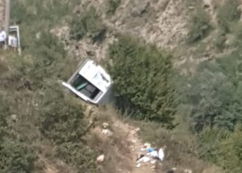 Makina del nga rruga në Peshkopi, përfundon disa metra poshtë mes shkurreve