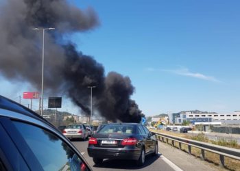 VIDEO/ Makina shkrumbohet në ecje në aksin Tiranë-Durrës, rradhë kilometrike në autostradë