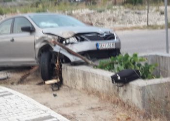 Makina përplaset me bordurën e merr flakë, shpëtojnë babai e dy fëmijët te Gjiri i Lalzit