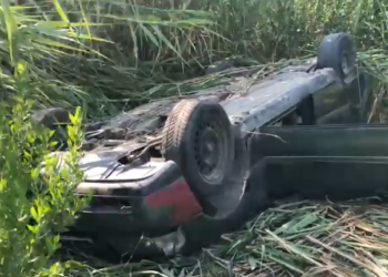 VIDEO/ Makina del nga rruga dhe bie në kanal në Elbasan