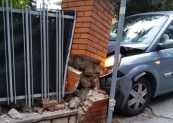 FOTO/ Përplasja dramatike, shqiptarin nuk e mbajnë frenat, “fluturon” nga rruga dhe përplaset me murin