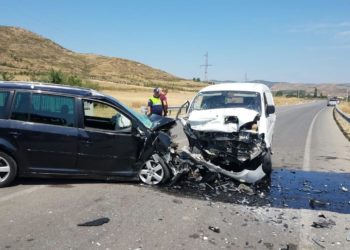 FOTO/ Makinat përplasen ‘kokë më kokë’ në Korçë, plagoset rëndë njëri nga shoferët