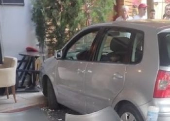 Po pinin kafen e mëngjesit, makina përfundon në lokal duke plagosur 3 persona