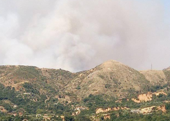 Zjarr pranë puseve të naftës në Delvinë, rrezikohet edhe Syri i Kaltër