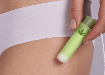 Gratë të kënaqura me shpikjen e fundit, tampon me kanabis për të ndaluar krizat gjatë ciklit