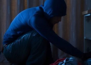 I hyjnë në shtëpi për ta vjedhur, pronari përleshet me grabitësit, e plagosin në këmbë