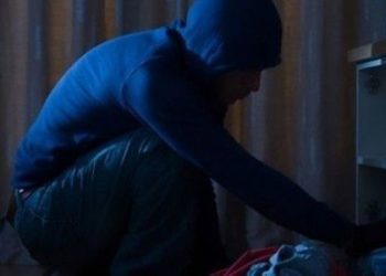 Hajdutët i futen në shtëpi biznesmenit, marrin lekë, bizhuteri dhe një armë gjahu