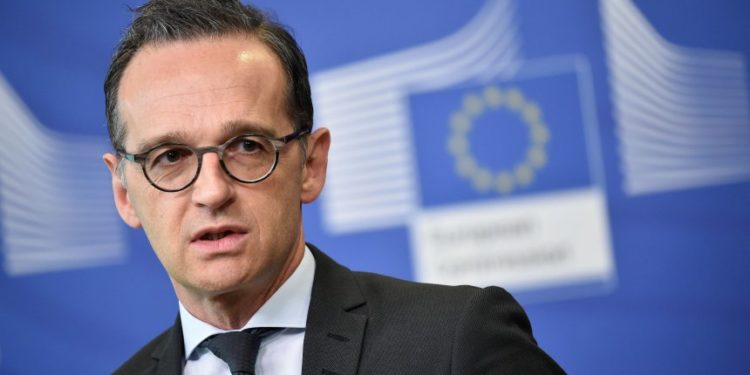 German Foreign minister Heiko Maas gives a joint press conference with  President of Commission Jean Claude Juncker (unseen) after  their bilateral meeting on April 13, 2018 at the EU headquarters in Brussels.   / AFP PHOTO / JOHN THYS