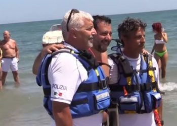 VIDEO/ Salvini në qendër të kritikave, jo për emigrantët po për djalin që bënte xhiro me motorin e policisë