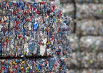 Nga mbeturina në naftë, projekti pilot i kompanisë kanadeze që shndërron plastikën e pariciklueshme në karburant