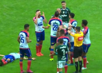 VIDEO/ Felipe Melo është për “burg”, kësaj here përplas kundërshtarin përtokë