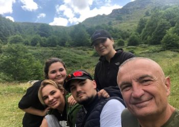 FOTO/ Meta i “mërzitur” që i mbaruan pushimet: Dy javë kaluan si dy ditë