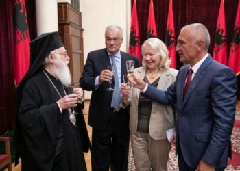 “Shqiptarë e grekë jetojnë krah për krah”/ Meta dekoron ambasadoren greke, i pranishëm edhe Janullatos