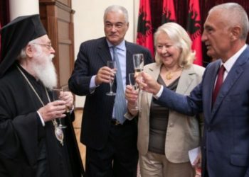 “Mic Sokoli u kthye në Esat Pashë Toptani”, shoqata “Çamëria” fshikullon Metën për dekorimin e ambasadores greke