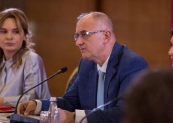 FOTO/ Kryemadhi relaksohet në Jalë para nisjes së aksionit për rrëzimin e Ramës, krah saj edhe Vasili