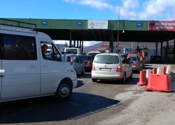 Mbi 22 mijë kosovarë ‘dynden’ drejt Shqipërisë për pak orë, radhë të gjata në Morinë