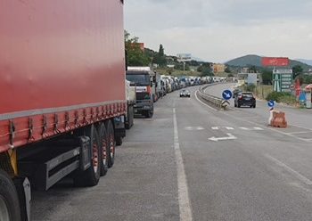 Nuk punon dogana e Kosovës, radhë kilometrike me kamionë të tonazhit të rëndë në pikat kufitare