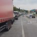 Nuk punon dogana e Kosovës, radhë kilometrike me kamionë të tonazhit të rëndë në pikat kufitare