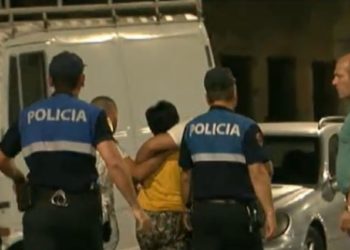 “Më vranë djalin”/ Momenti prekës i nënës së viktimës që afrohet pranë vendit të atentatit