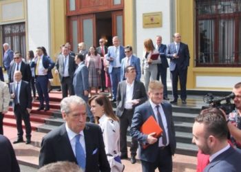 Nuk janë në Parlament, por ish-deputetët e opozitës marrin 650 euro në muaj deri në 2022, gjysmën e pagës