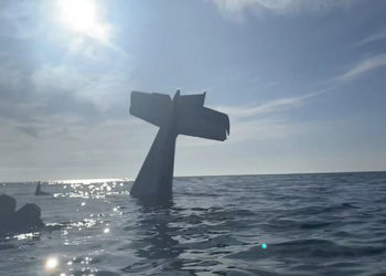 Avioni i rrëzohet në det, pas aksidentit pilotit i mbetet vetëm ta filmojë (video)