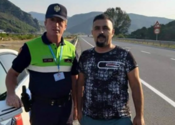 Gjesti që duhet vlerësuar/ Polici pagoi shpenzimet për familjen kosovare që mbeti e bllokuar në “Rrugën e Kombit”