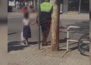 VIDEO/ Prindërit denoncuan humbjen e vajzës, 6-vjeçaren e gjen duke qarë polici Rrugares
