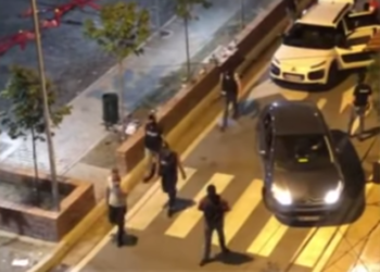 VIDEO/ Aksion për lëndët narkotike, policia rrethon Laprakën, ndalon një grup të rinjsh