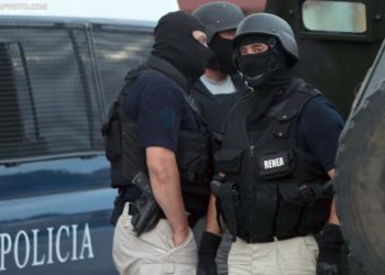 Policia “blindon” Elbasanin për arrestimin e bashkëpunëtorëve të trafikantit të armëve nga Serbia, 10 persona në pranga