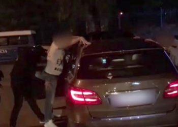 Kontrolli në makinë ‘fundos’ 48-vjeçarin në Elbasan, i sekuestrohen eurot dhe droga që kishte me vete