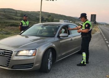 Foto/Kontrolle të imtësishme në Fier, policia arreston 15 shoferë