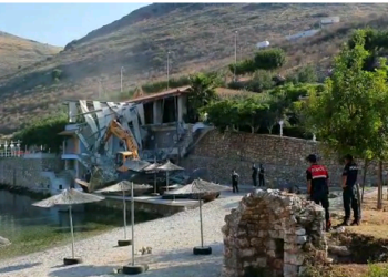 VIDEO/ Bie “Panorma” e Mihalit në Porto Palermo, mbi 3 orë punë nga IKMT për ta shembur