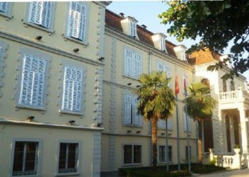 Hapi radhës pas largimit të Vladin Pjetrit/ Prefekti anashkalon Metën dhe thërret mbledhjen e Këshillit Bashkiak