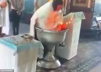 VIDEO shqetësuese, prifti rus zhyt me dhunë foshnjën gjatë pagëzimit, nëna mundohet ta ndalojë